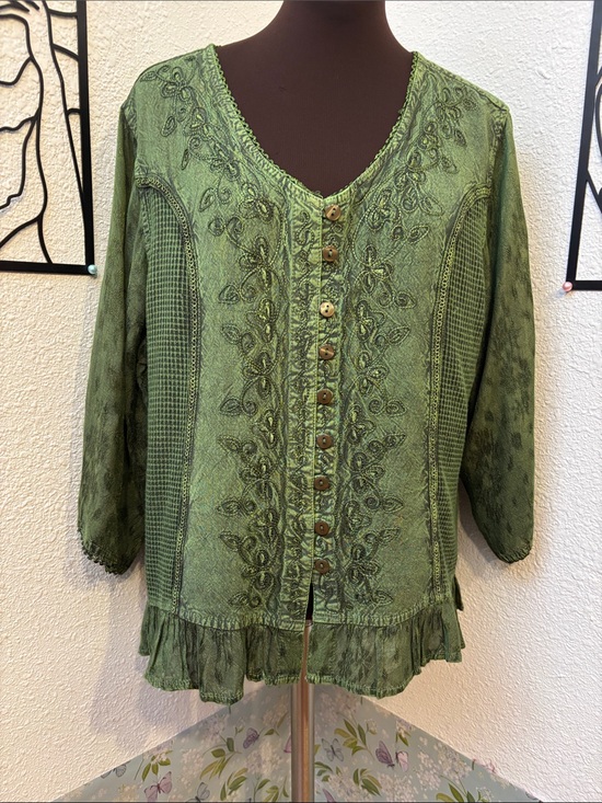 Flower Tops - Flower olive green long sleeve button-up top. Size 1X.